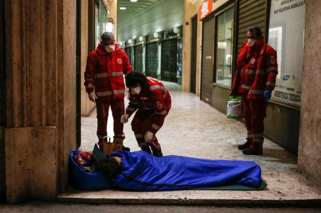 Istat povertà in Italia 2020, Covid e restrizioni hanno fatto 6 milioni di poveri 