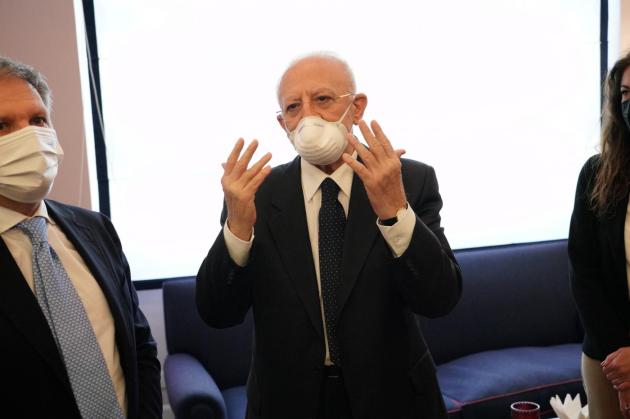 Mascherine all'aperto, De Luca: "Polemica idiota". Vero, ma ha iniziato lui