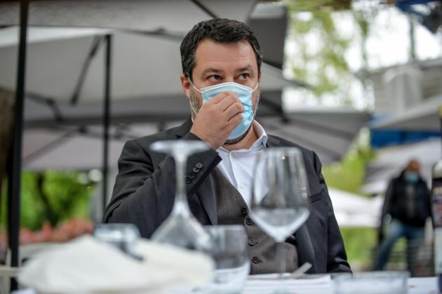 Obbligo mascherine all'aperto in Campania, Salvini: "De Luca un piccolo Duce"