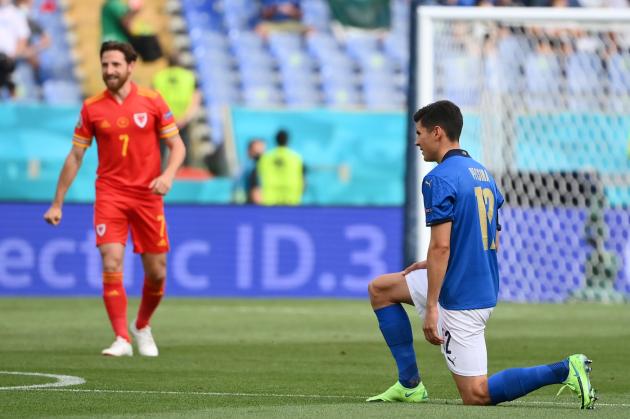 Europei 2021, Italia e Spagna: i calciatori si inginocchiano per la Carrà? 