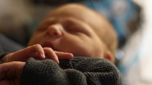 Istat, dati del 2020: minimo storico di nascite e mai così tanti decessi