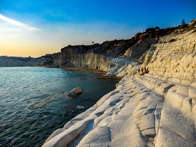 Baia dei Turchi, morti due giovani precipitati dalla scogliera: trovati dai bagnanti