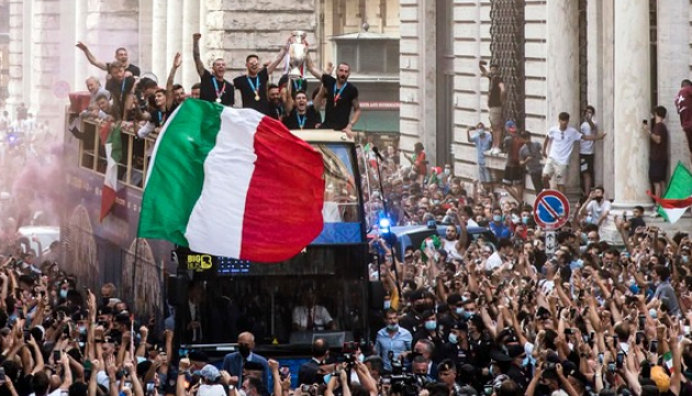 Festeggiamenti Italia, Chiellini spiega a Speranza la Costituzione: "Andavano fatti"