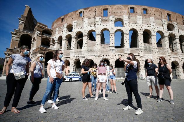 Covid in Italia: 2.898 contagi e 11 morti. Numeri bassissimi, ma i fan delle chiusure sono già ritornati