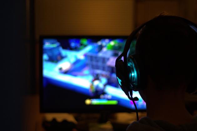 Uccide la figlia della compagna: lo interompeva mentre giocava ai videogiochi