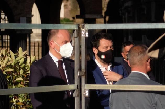Obbligo vaccini, è scontro. Letta favorevole, Salvini attacca: "Per insegnanti è inutile"
