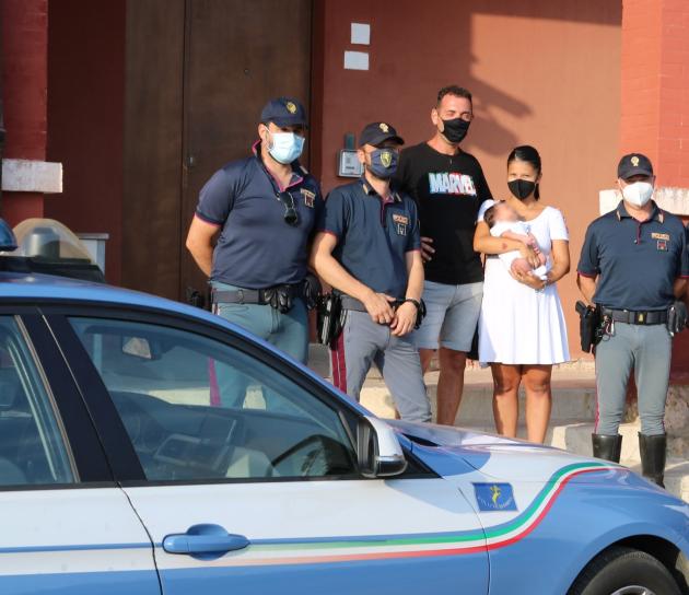 Bambino fatto nascere dalla polizia stradale: la foto ricordo con gli agenti