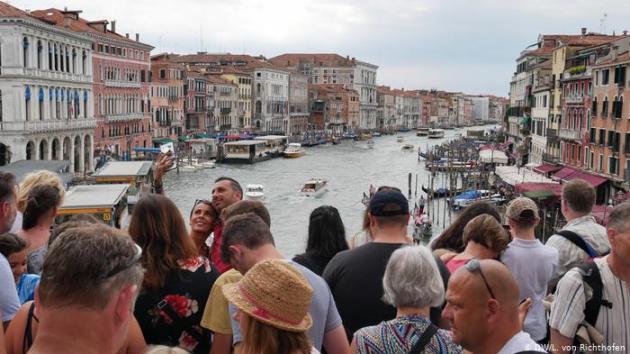Bonus vacanze, la proposta: 1000 euro per chi si vaccina