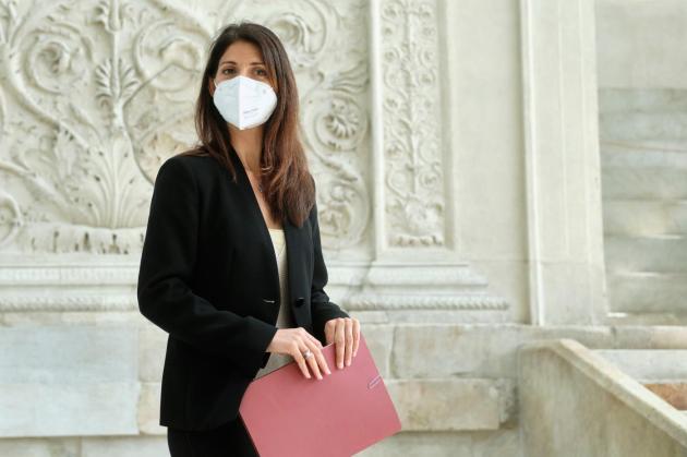 Roma, Raggi si autocelebra: "Città come la Ferrari e io l'ho rimessa in pista"