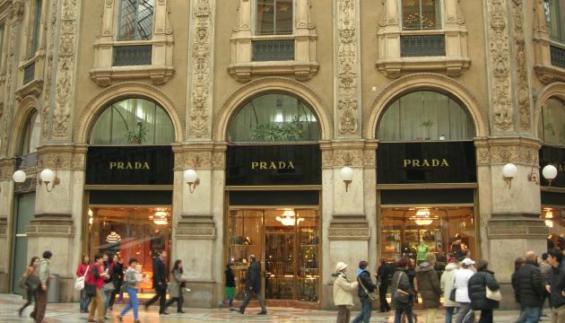 Prada completa acquisizione Versace da Capri Holdings; Donatella Versace sarà ambassador del brand, Dario Vitale resta alla direzione del brand