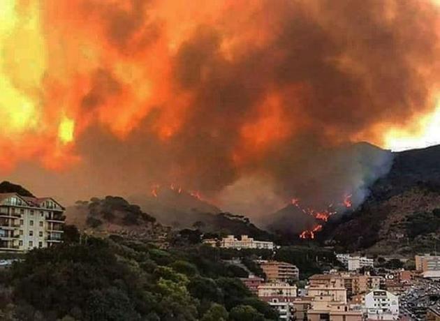 Incendi in Sicilia: vasti roghi in periferia, fumo altissimo e aeroporto bloccato