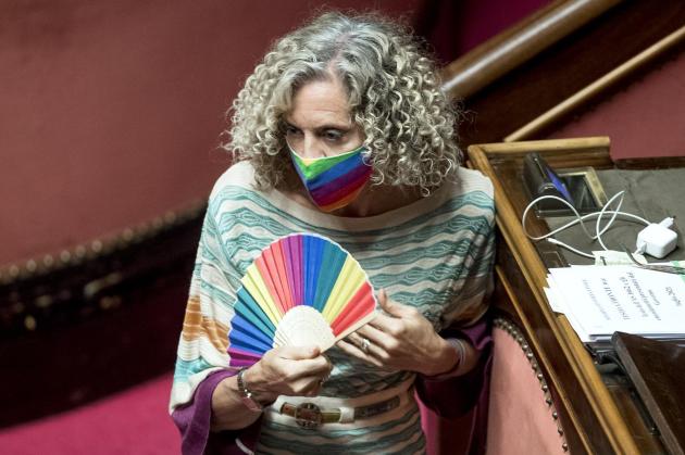 Green Pass: la Cirinnà lo trova "discriminatorio", ma solo "per i trans"