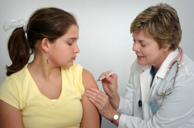 Vaccini Covid minorenni senza prenotazioni: l'ok del Governo