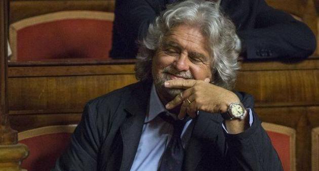 M5s, Grillo si preoccupa del calo nei sondaggi e lancia il "Reddito universale"