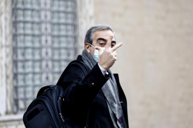 Afghanistan, Gasparri umilia Di Maio: "Un ministro degli Esteri irrilevante all'estero"