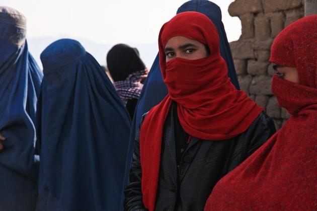 Kabul, Talebani: "Per le donne niente burqa e sì accesso all'istruzione"