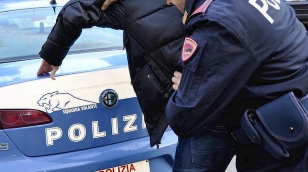 Canosa, la moglie rifiuta il sesso e lui la sfregia. Salvata dai vicini