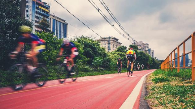 Milano, il delirio verde ha definitivamente preso il sopravvento: piste ciclabili fonte di danno