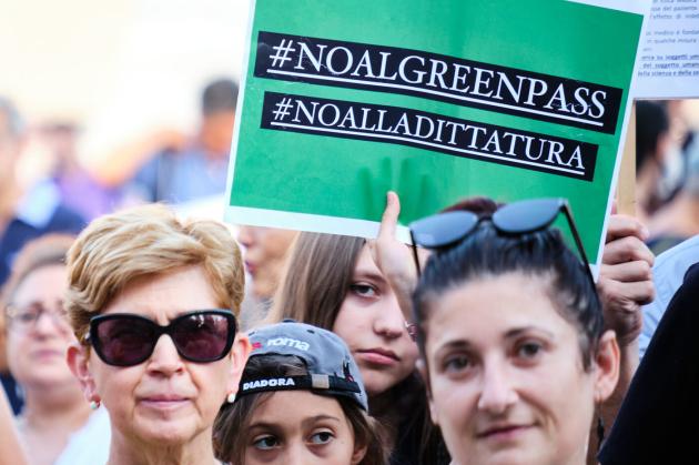 Chi sono veramente i "No-vax", tra miti e fake news. E non confondeteli coi liberali