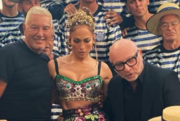 Festival di Venezia 2021, Jennifer Lopez dimentica il cartellino attaccato all'abito. FOTO