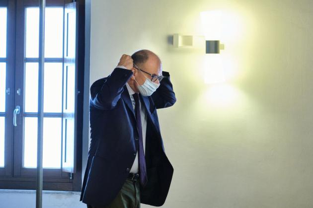 Pd, Letta trema: Emiliano e De Luca "tramano" per subentrargli alla segreteria
