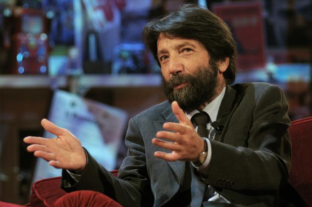 Vaccino Covid, Cacciari a Draghi: "Non può essere obbligatorio. Costituzione inequivocabile"