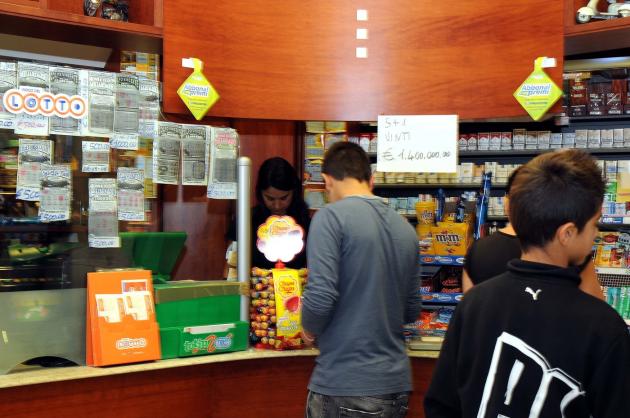 Gratta e Vinci rubato, il tabaccaio "propose all'anziana di dividere i 500mila euro"