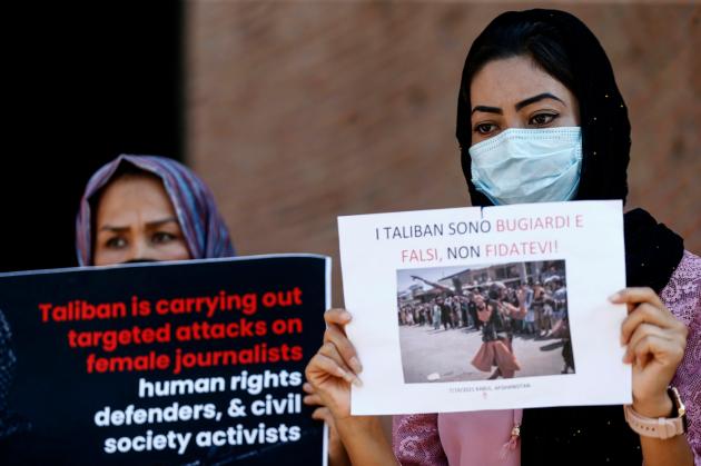 Afghanistan, donne protestano in piazza: Talebani sparano per disperdere la folla