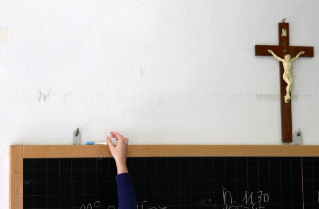 Crocifisso nelle aule scolastiche, la Cassazione dà l'ok: "Non è un atto discriminatorio"