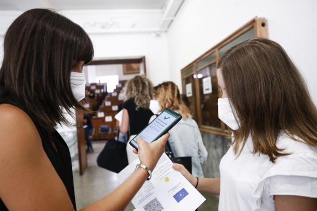 Green pass, si va verso l'estensione: ipotesi per dipendenti pubblici e non solo