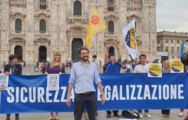 Flash Mob su referendum "sicurezza è legalizzazione" a Milano
