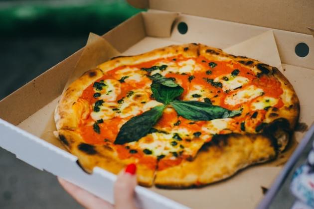 Perché il cartone della pizza è quadrato? Ecco i tre "segreti" che nessuno sa 