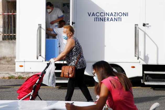 Vaccino Covid, terza dose a più di 6mila italiani. Figliuolo: "Non vi obblighiamo"