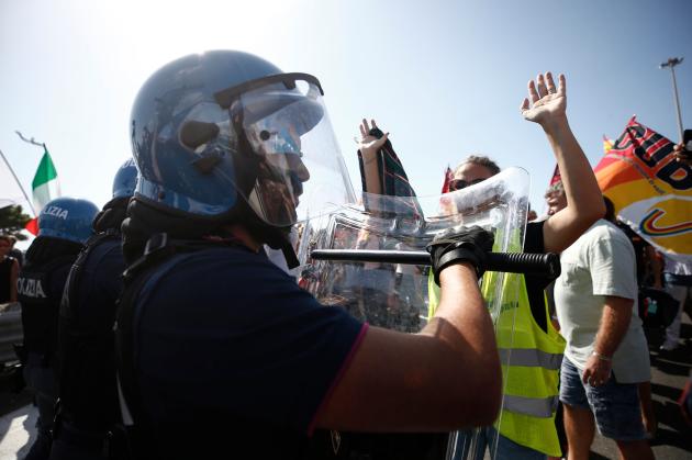 Alitalia, continuano le proteste: manifestanti bloccano autostrada Roma-Fiumicino