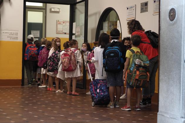 Scuola, Costa: "Sì alla quarantena ridotta e si va verso riapertura discoteche"