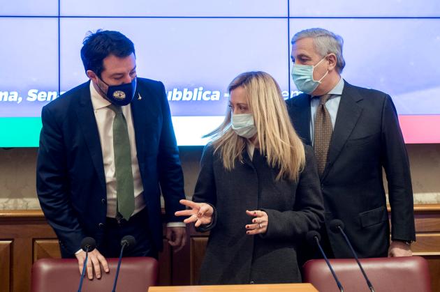 Conferenza stampa centrodestra: Meloni in ritardo, Salvini se ne va. Salta tutto. La Russa: "Sono due pazzi"