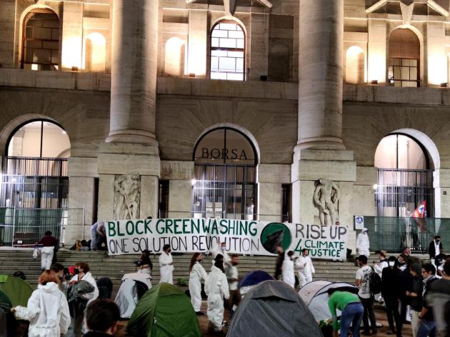 Piazza Affari occupata da attivisti per il clima: "O la Borsa o la vita"