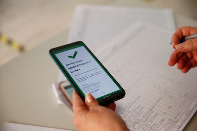 Green pass al lavoro, solo la Grecia come l'Italia: negli altri Paesi non è obbligatorio
