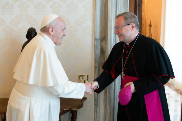 Chiesa, Papa Francesco ai nuovi vescovi: "Pregare col cuore e non come un pappagallo"