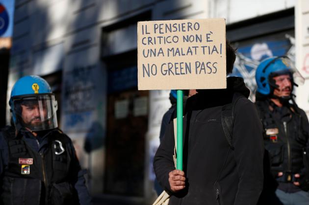 Tamponi, a Torino farmacie prede d'assalto: interviene la polizia