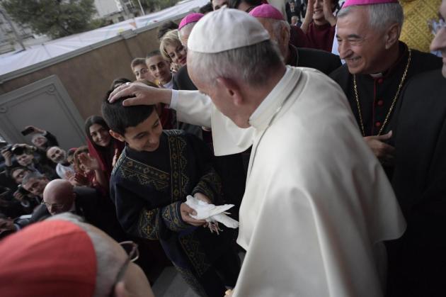 Migranti, Papa Francesco: "Più accoglienza, in Libia ci sono lager e violenze disumane"