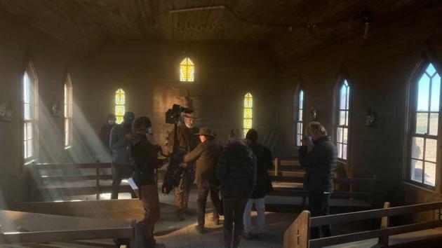 Alec Baldwin e Halyna Hutchins, ultima foto sul set prima dell'incidente fatale