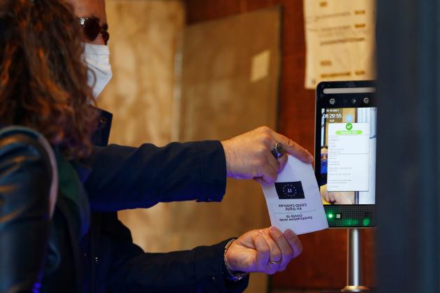 Green pass, ce lo ritroveremo anche nel 2022: la strategia del Governo per costringere tutti a fare anche alla terza dose di vaccino