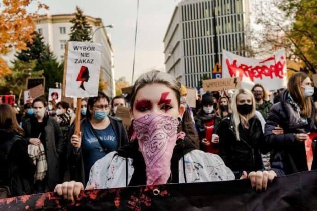 Manifestanti polacche contro la legge anti aborto