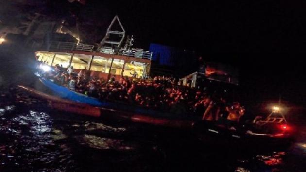 Il peschereccio bloccato a Pozzallo con 400 migranti a bordo