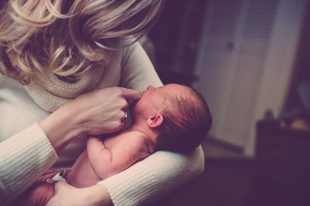 Coppia abbandona in Ucraina bimba nata da utero in affitto