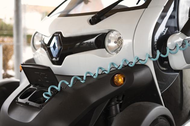 Mobilità elettrica, la ricarica con l’energia solare di casa costa  meno rispetto al pieno di benzina
