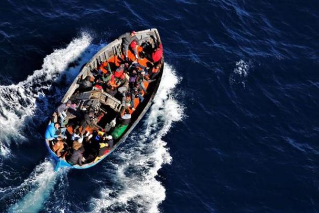 Dispersa barca con 200 migranti del Senegal al largo delle Canarie, Madrid alza un aereo in volo per cercarla 