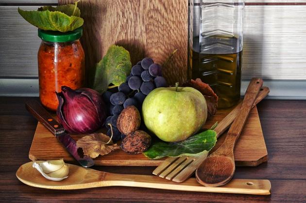 Un tagliere con degli alimenti