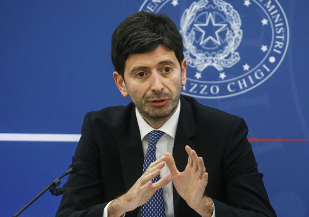 "Da irresponsabili non essere preoccupati", Speranza promuove il panico sulla variante Omicron